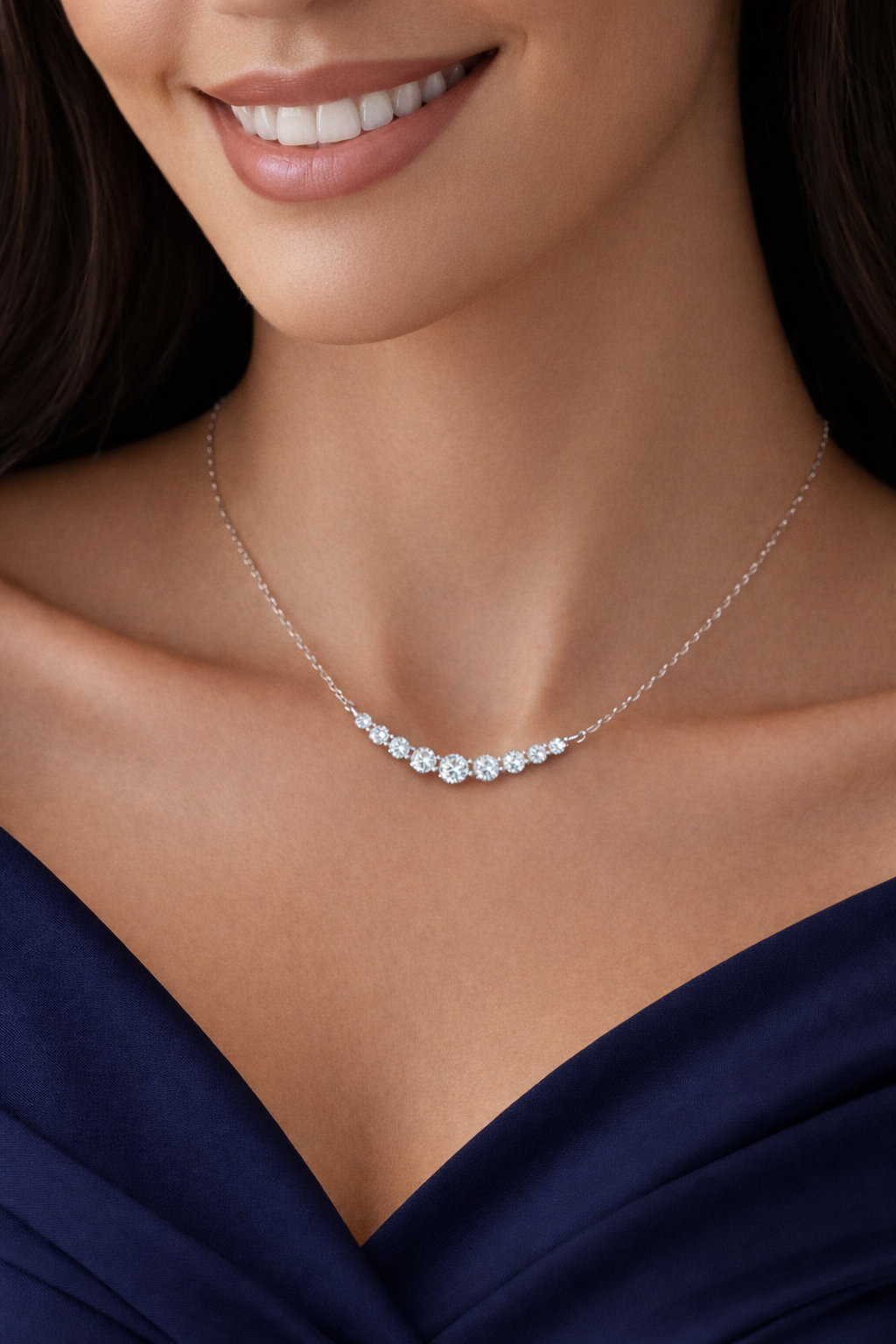 Mona curved bar necklace, model