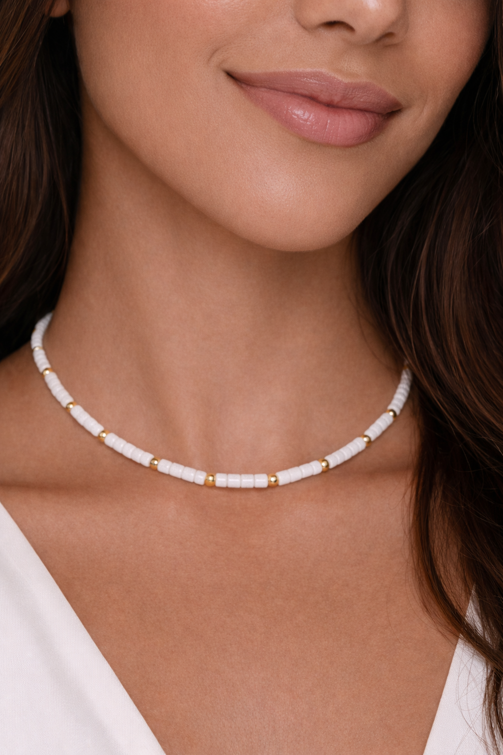 Anita shell necklace, model