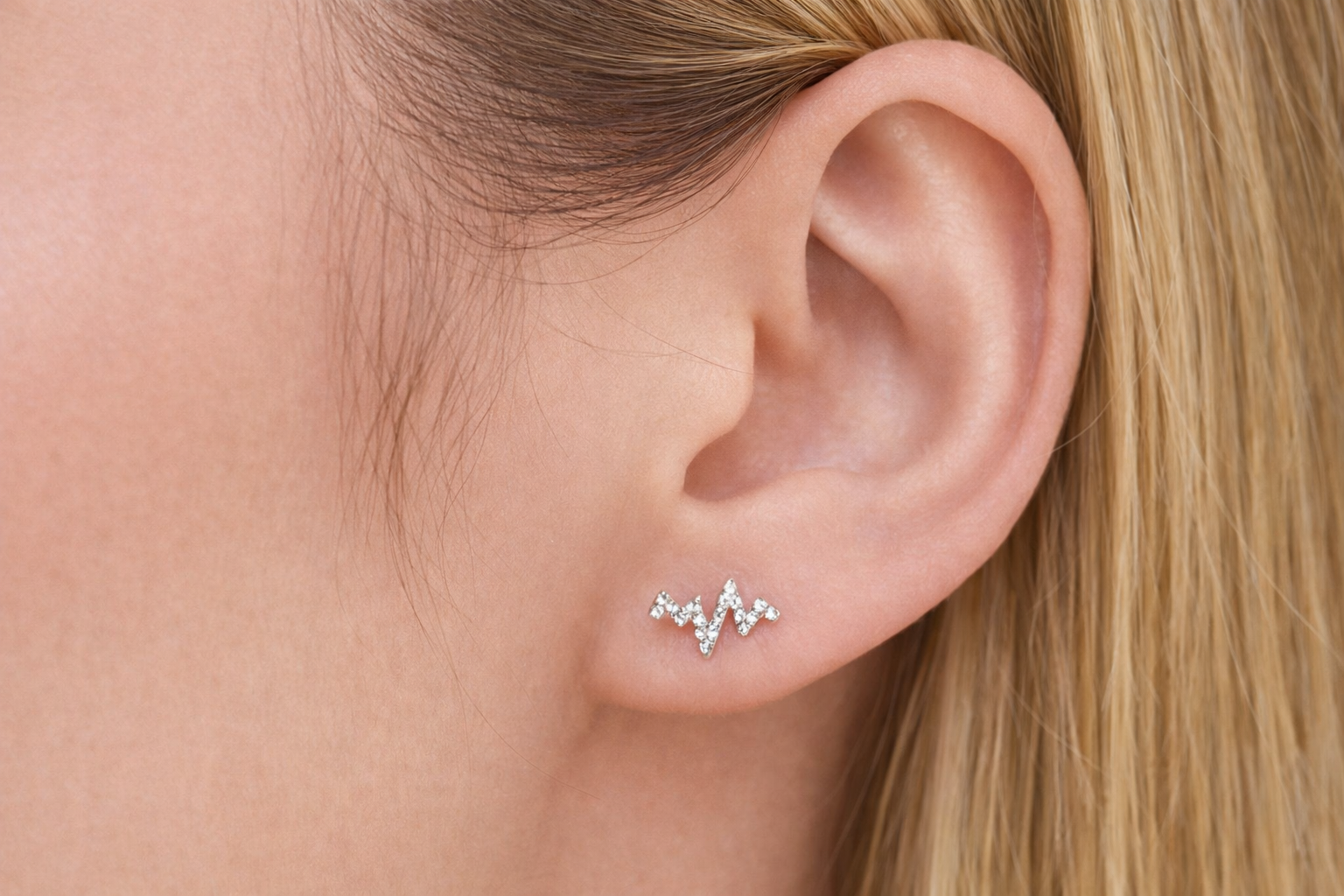 Lissa heartbeat stud earrings